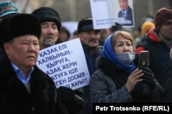 Митингіге жиналған халық.