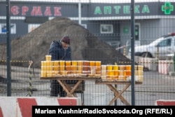 Өзін Анатолий деп таныстырған омарташы бал сатып тұр. Луганск Станицасы, 20 ақпан 2022 жыл.