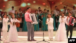 Turkmen President Gurbanguly Berdymukhammedov plays a children's song on an accordion in 2010.