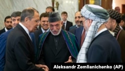 Afg‘onistonning sobiq prezidenti Hamid Karzay Tolibon hay’atini Rossiya Tashqi ishlar vaziri Sergey Lavrovga taqdim qilmoqda. Moskva, 28-may, 2019