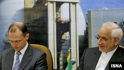 Russia's Sergei Kiriyenko (left) and Iran's Gholamreza Aqazadeh at the Bushehr nuclear power plant