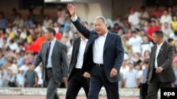 President Kurmanbek Bakiev greets supporters at a stadium in Bishkek two days before the vote.