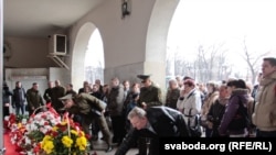 Flowers are laid near photos of victims of the April 11 blast at the Kastrychnitskaya (October Square) station.