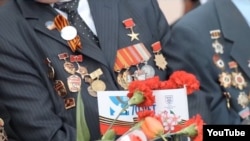 The video shows Soviet Red Army veterans wearing their medals.