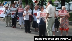 Yulia Tymoshenko supporters rally at the hospital in Kharkiv, where she was transferred for medical treatment by a German physician, on May 16.