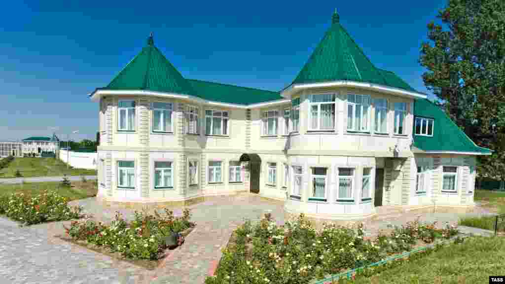 A guesthouse at Kadyrov&#39;s residence in Tsentoroi