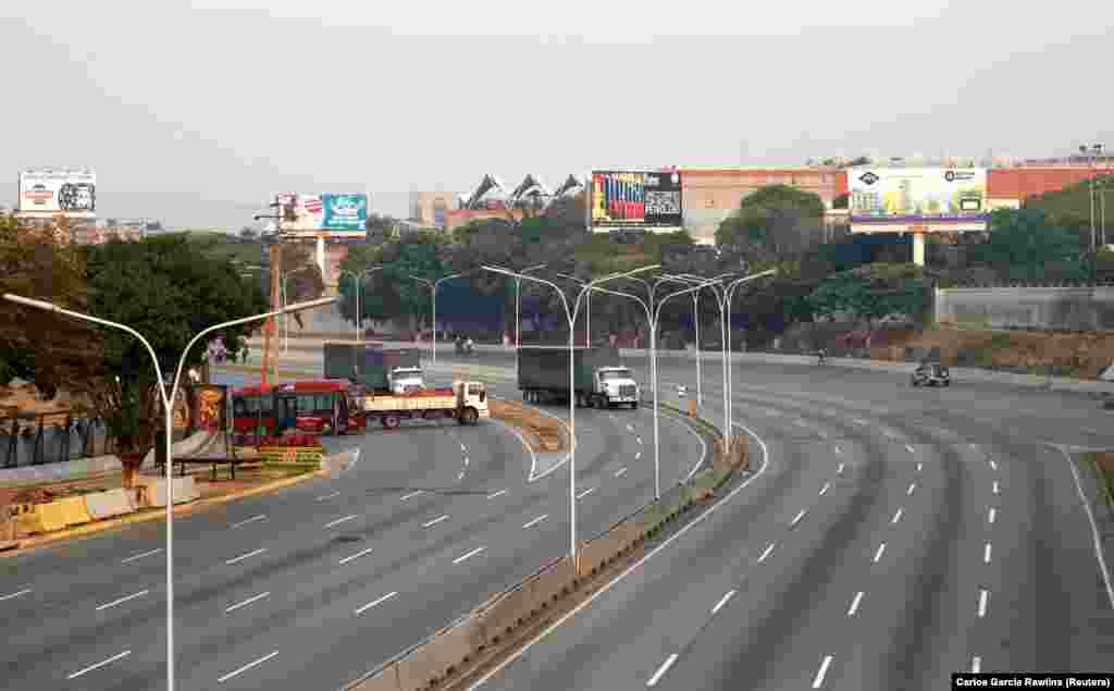 Vehicles are seen blocking the highway near the Generalisimo Francisco de Miranda Air Base.&nbsp;