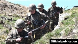 Armenian soldiers take up positions on the border with Azerbaijan. (file photo)