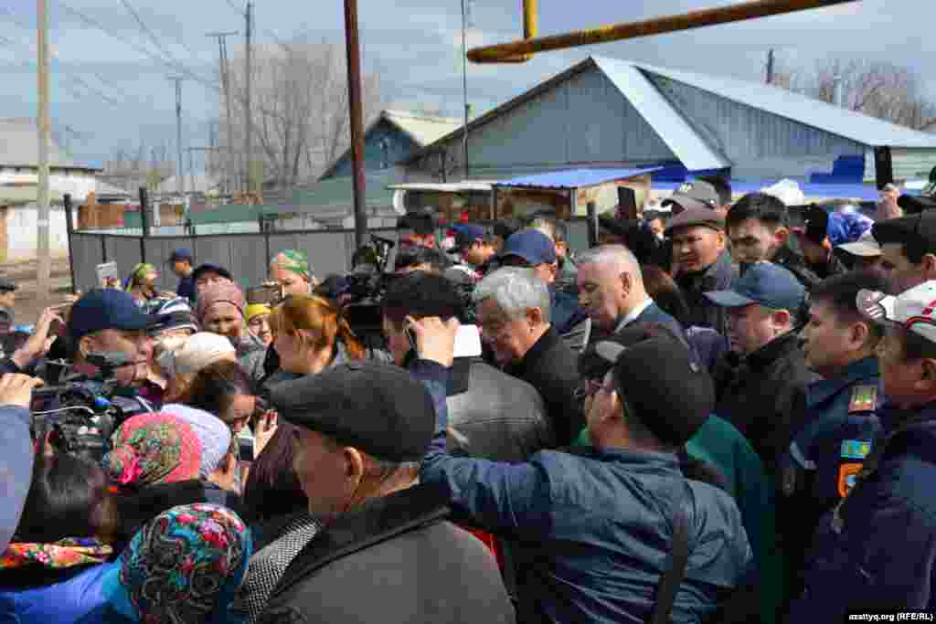 Ақтөбе облысы әкімі Бердібек Сапарбаев жиылған жұртқа &quot;шығынды арнайы комиссия есептейтінін&quot; айтты. Әкімнің сөзіне қарағанда, жәрдем көрсетілер алдында үйлердің заңдылығы тексеріледі. Комиссия шешімімен заңдастырылған үйлерге қатысты шешім шығарылады. Көп балалы, мүгедек, қарт кісілері бар үйлерге бірінші кезекте жәрдем көрсетіледі. &quot;Жөндеуге жарамды үйлерге құрылыс материалдарын береміз. Мендегі мәліметтерге қарағанда, мал шығыны болмаған&quot; дейді әкім. Ақтөбе, 18 сәуір 2017 жыл.