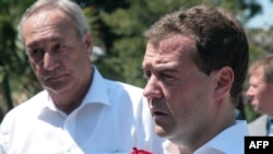 Russian President Dmitry Medvedev (right) meets with Abkhaz leader Sergei Bagapsh in Sukhumi.