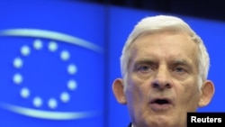 European Parliament President Jerzy Buzek has called for the release of "all remaining political prisoners" in Azerbaijan.