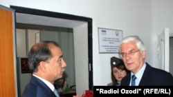 OSCE representative Ivar Vikki (right) meets with Tajik Interior Minister Abdurahim Qahhorov on August 20.