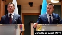 Russian Energy Minister Aleksandr Novak (left) and Ukrainian Energy Minister Oleksiy Orzhel address the media after talks between the EU, Russia, and Ukraine on a new gas-transit deal in Berlin on December 19.