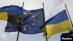 Ukrainian and EU flags fly in front of the presidential administration building in Kyiv (file photo)