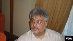 Prominent Iranian reform journalist Issa Saharkhiz (file photo)