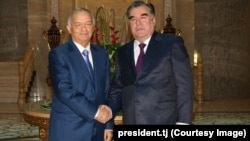 Tajik President Emomali Rahmon (right) met Uzbek President Islam Karimov in Dushanbe on September 11.