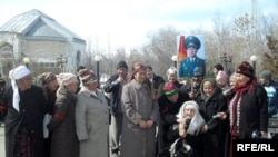 Supporters of jailed opposition leader Ismail Isakov gather in the Alay district.