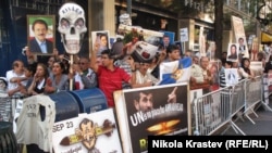 Anti-Ahmadinejad protesters on the corner of Second Avenue and 42 Street in New York