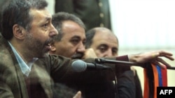 Ex-Foreign Minister Aleksandr Arzumanian (left) defends himself at his trial in Yerevan in December 2008.