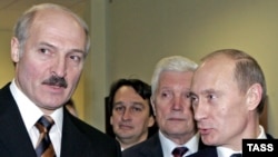 Belarusian President Alyaksandr Lukashenka (left) is expected to discuss economic aid with his Russian counterpart, Vladimir Putin. (file photo)