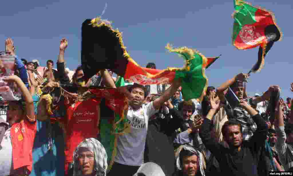 Afghan fans celebrate their team&#39;s first goal, scored by Sanjar Ahmadi.