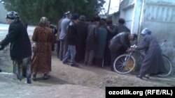 Uzbek pensioners gathered on March 13 to collect their pension payments in central Sirdarya Province.