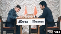 Garry Kasparov (right) the enfant terrible of Soviet chess who in 1985 dethroned the Kremlin’s favorite player, Anatoly Karpov (left), squaring off against Karpov in Moscow in 1984.