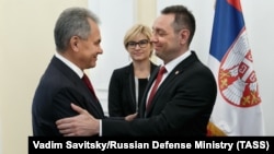 Serbian Defense Minister Aleksandar Vulin (right) welcomes Russian Defense Minister Sergei Shoigu to Belgrade on October 20.