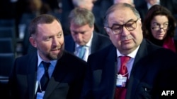 Oleg Deripaska (left) attends a forum in Davos in 2013.