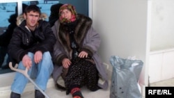 Elvin Huseynov and his mother, Khanimzar Ismayilova, in front of a psychiatric hospital in Naxcivan, where Ismayil Huseynov has been committed against his will.