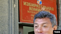 Boris Nemtsov in front of the electoral commission's offices in Sochi on March 12