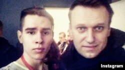 Aleksei Navalny (right)