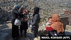 An Afghan health worker administers polio vaccine drops to a child during an inoculation campaign in the old quarters of Kabul. (file photo)