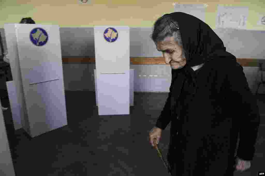 An ethnic Serb woman prepares to vote.