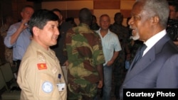 UN-Arab League envoy to Syria, Kofi Annan (right), talks to a member of the UN's Observer Mission in the country on May 29. 