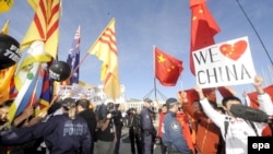 Australian police keep Tibetan protesters and pro-Chinese separate during the Australian Olympic torch relay leg in Canberra.