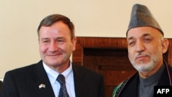 Afghan President Hamid Karzai (right) with the new U.S. ambassador to Afghanistan, Karl Eikenberry