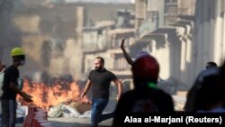 Demonstrators clash with riot police during the ongoing anti-government protests in Baghdad. (file photo from November 7) 